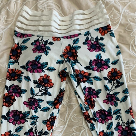 Floral Cute Booty Lounge Scrunch Butt Leggings - Picture 4 of 9